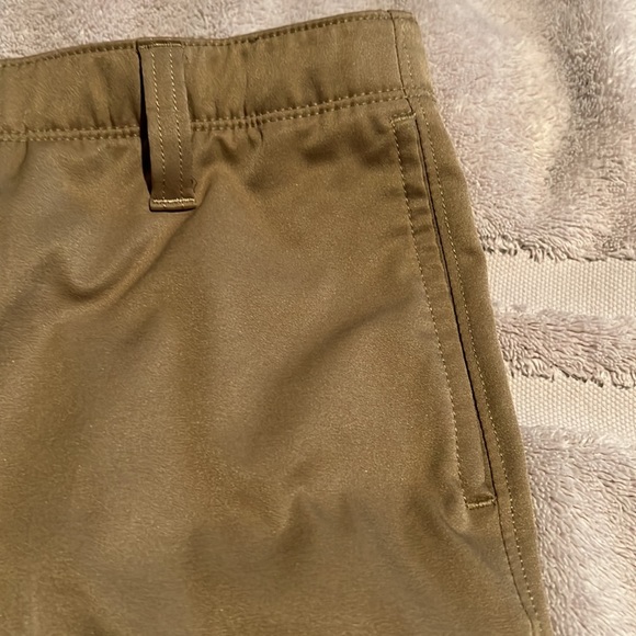 Boys Under Armour Golf Shorts. Like new condition, barely used  Boys Size 16 - Picture 5 of 7